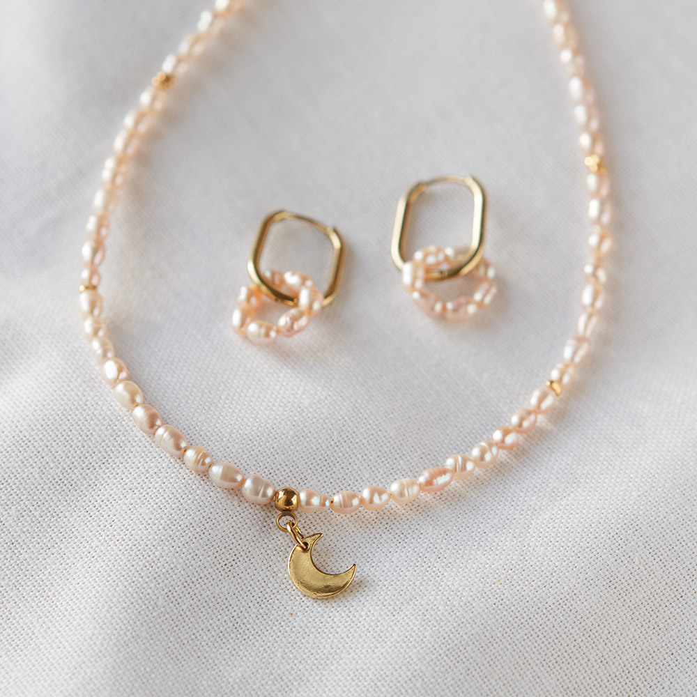 Schmuck Set: Tragefoto Junge Frau mit echter Süßwasserperlen Kette mit Gold Aktenzen und Halbmond Anhänger und passende Perlenohrringe