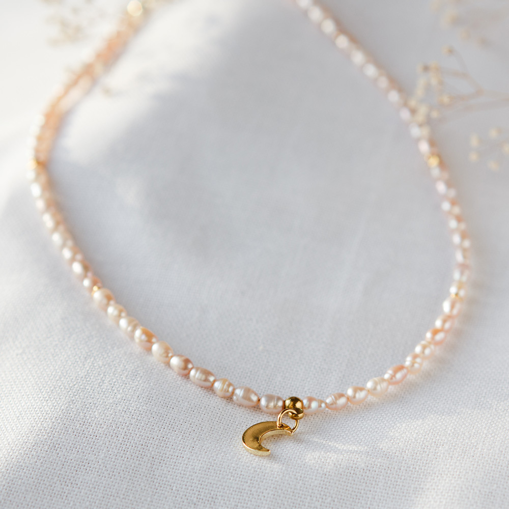 Echte Süßwasserperlen Kette mit Gold Aktenzen und Halbmond Anhänger