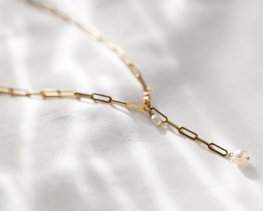Goldene Y-Halskette mit Süßwasserperle