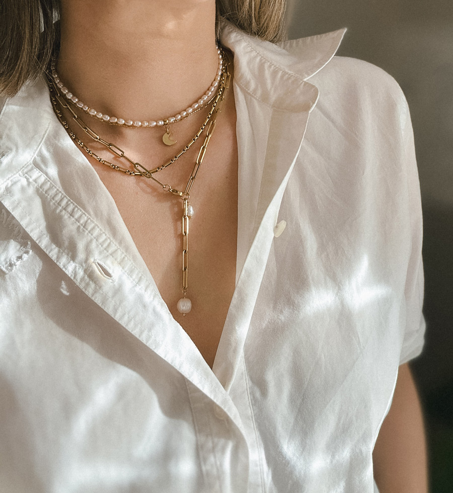 Tragebeispiel für Layering Look mit langer goldener Y-Halskette mit Süßwasserperle