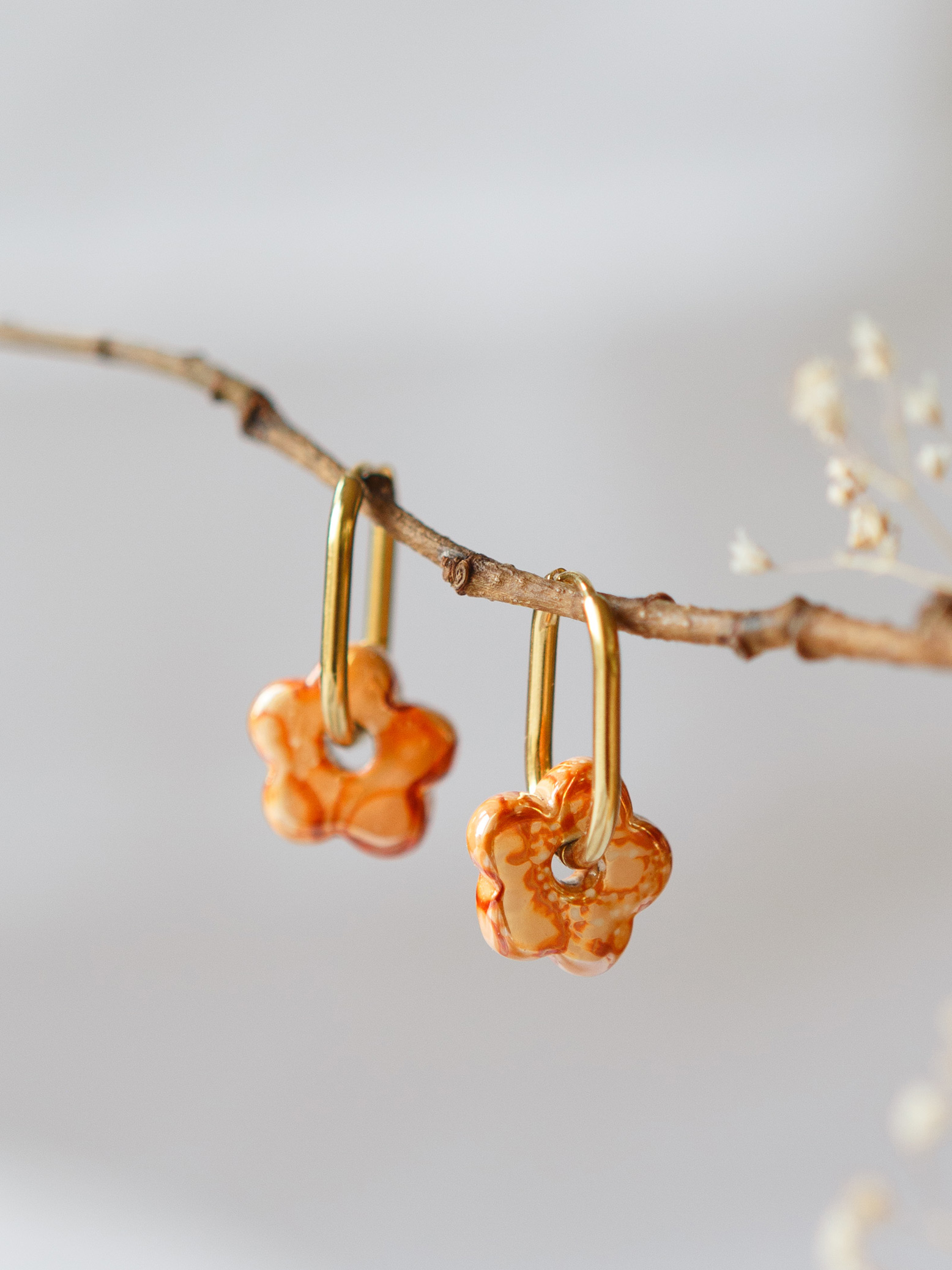 Blumen Ohrringe Creolen – Florale Hoops mit Keramikperle orange