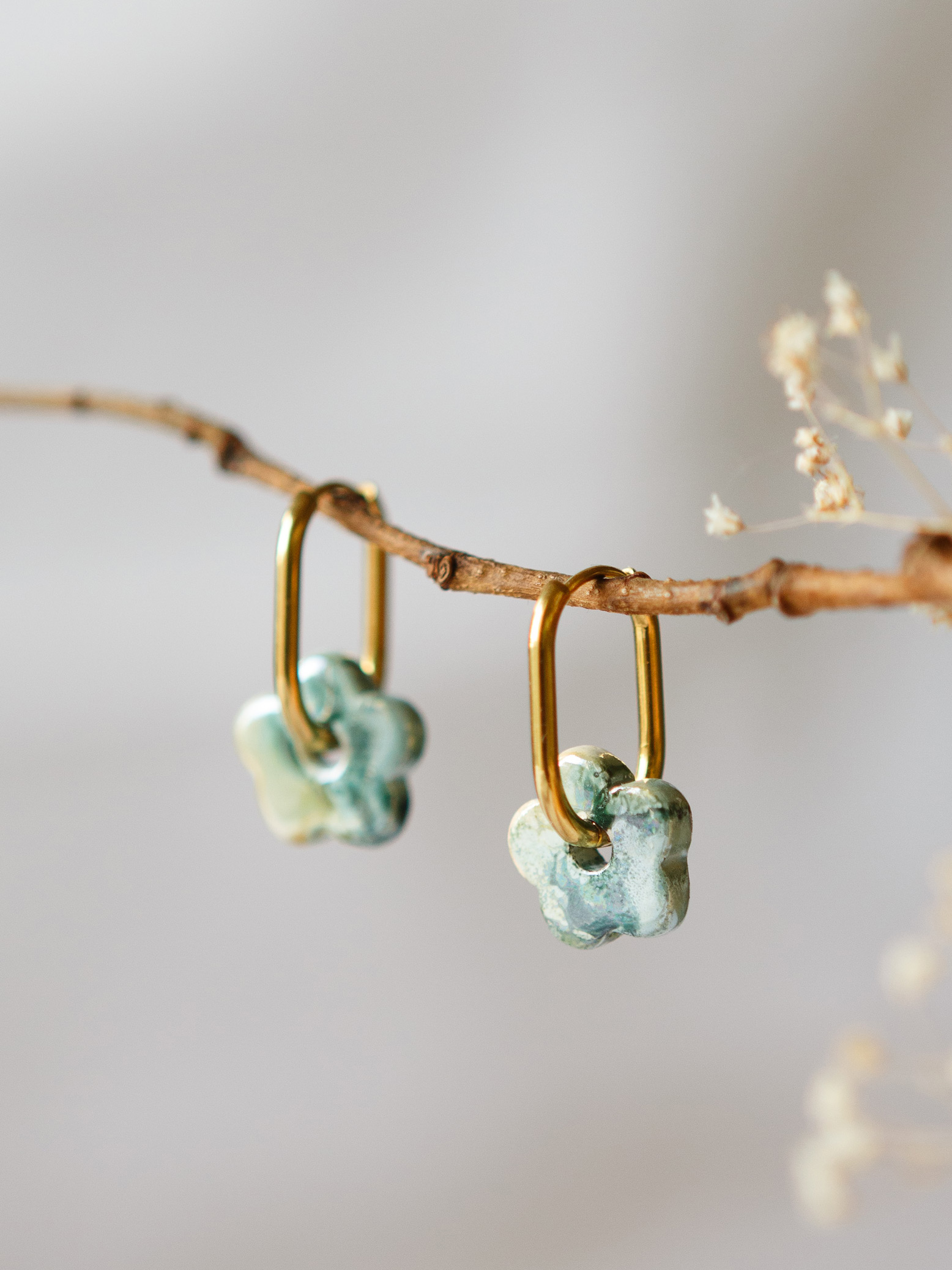 Blumen Ohrringe Creolen – Florale Hoops mit Keramikperle grün
