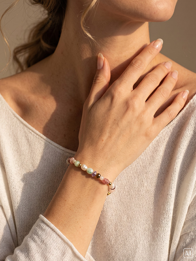 Styling Tipp: Junge Frau trägt ein Edelstein Armband Pastell