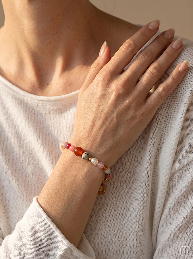 Tragebeispiel für Armband mit Steinen in warmen Farben – Karneol, Pink und Dalmatiner Jaspis