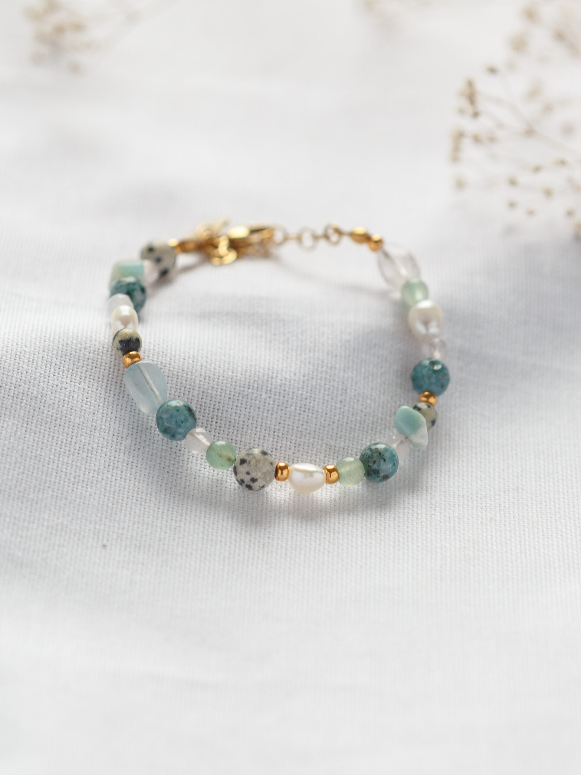 Armband mit Steinen in Grün