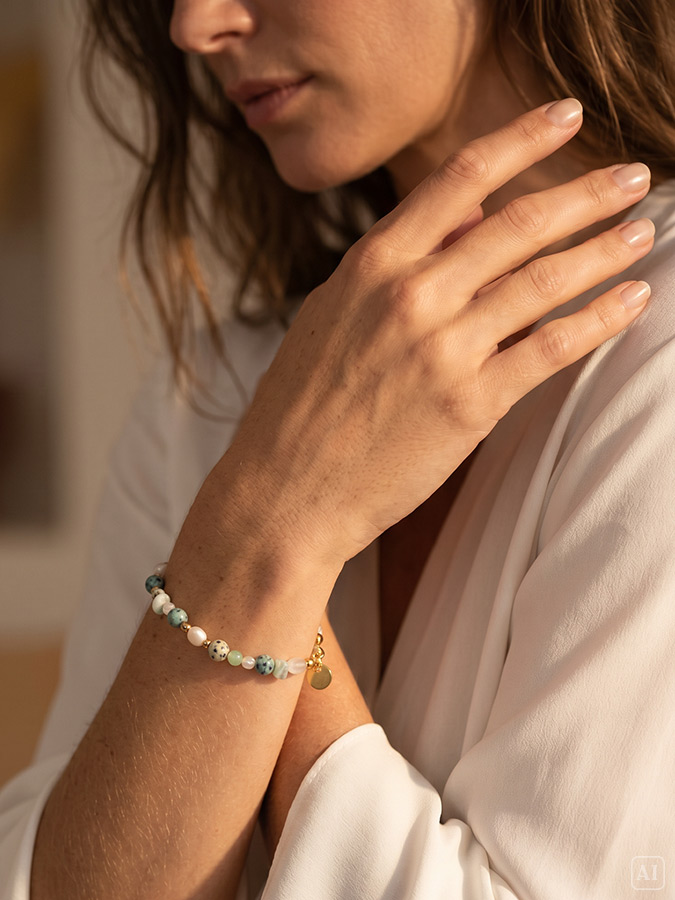Tragebeispiel: Armband mit Steinen in Grün