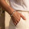 Tragebeispiel: Armband mit Steinen in Grün