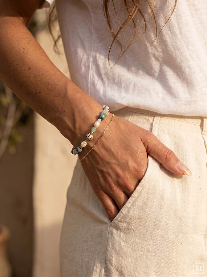Tragebeispiel: Armband mit Steinen in Grün