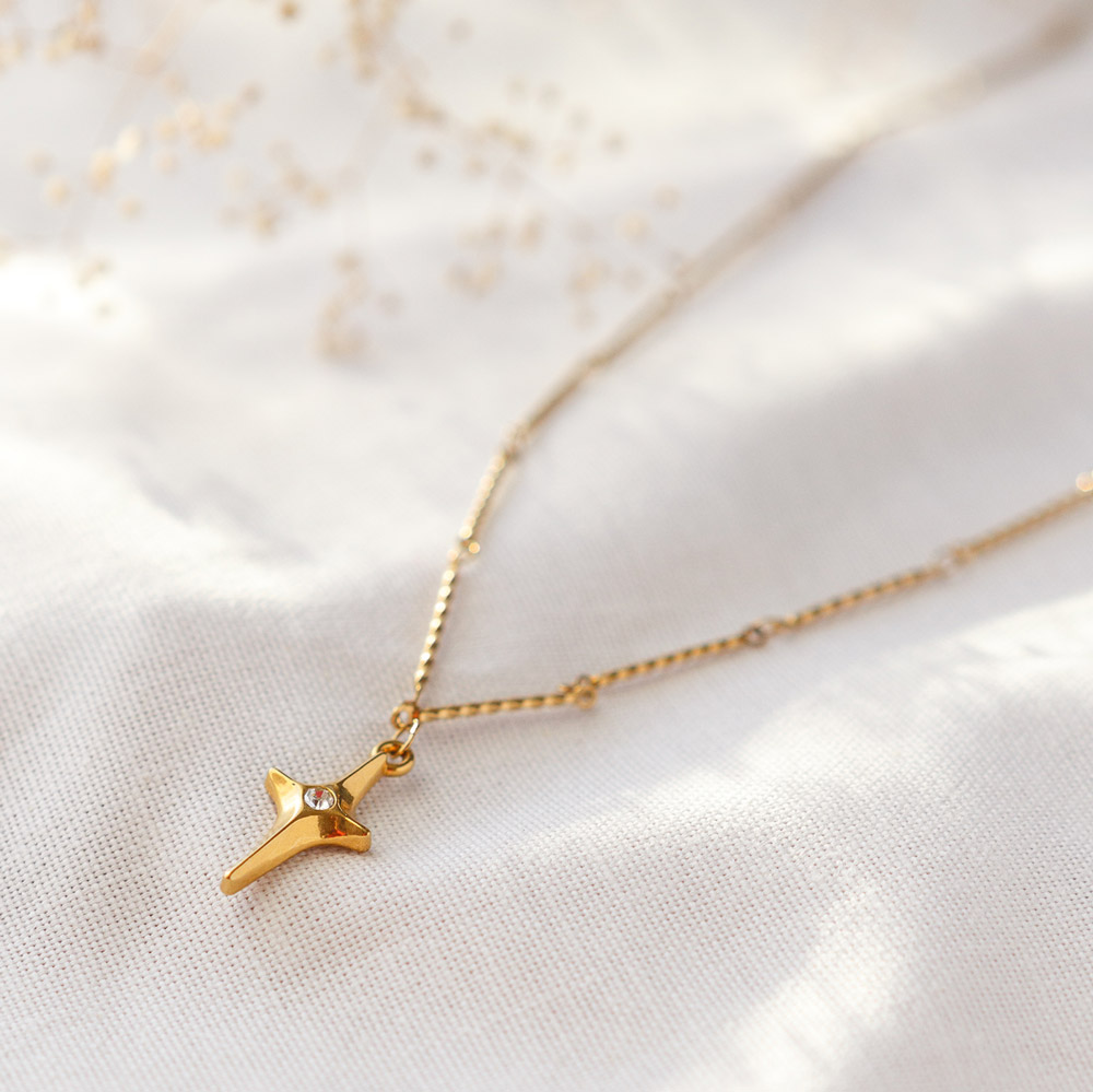 Filigrane goldene Kette mit Stern Anhänger