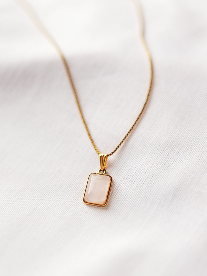 Filigrane Kette mit Stein Anhänger in Rosa