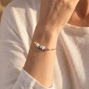 Tragebeispiel am Handgelenk: Filigranes Gold Armband mit Edelsteinen